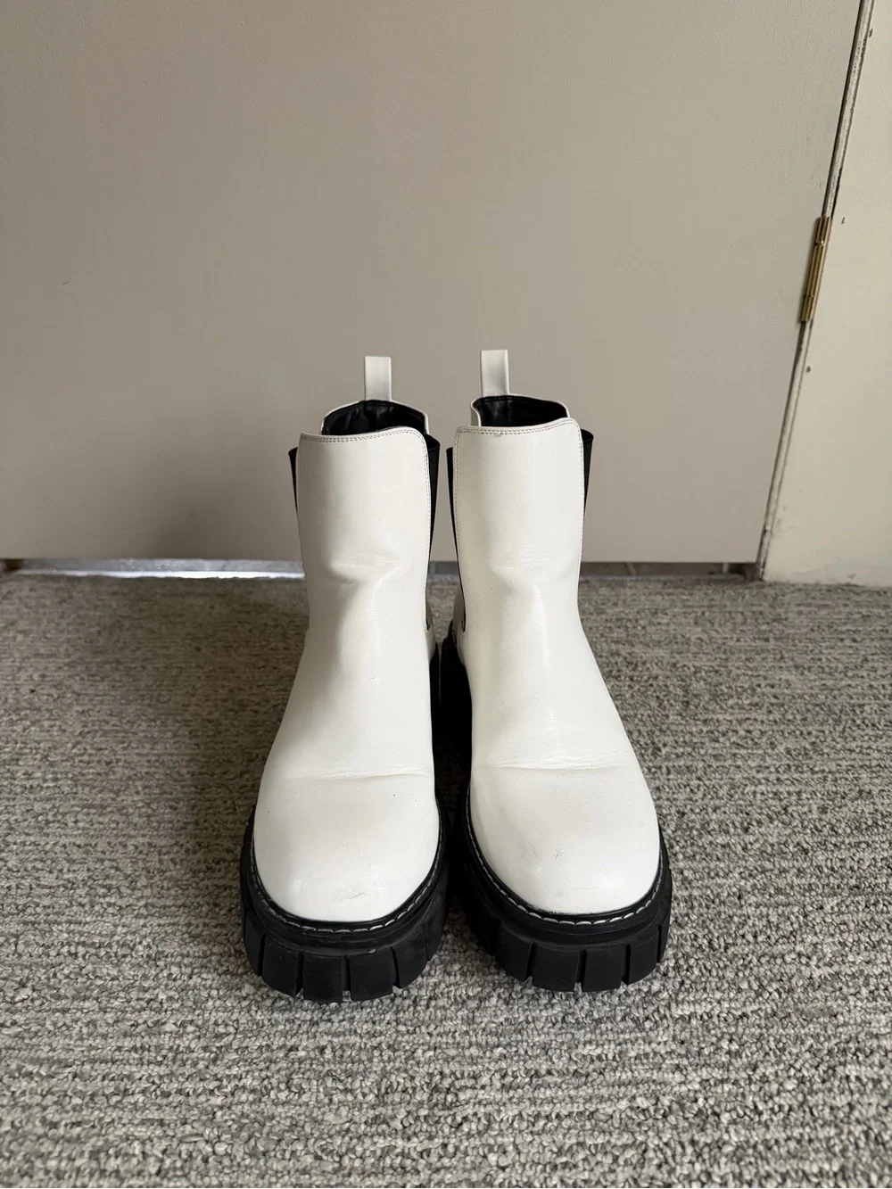 White Chelsea Lug Sole Boots - Women's Fashion Ankle Boot